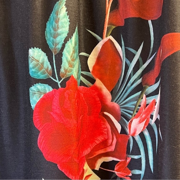 Women’s Top 2X Black Red Floral Short Sleeves - Picture 7 of 13